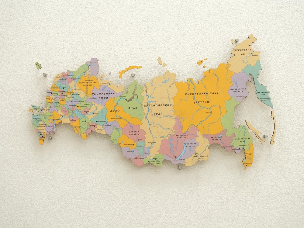 Административная карта России из дерева на стену "Родина моя" 900×511×30мм. АЛМА